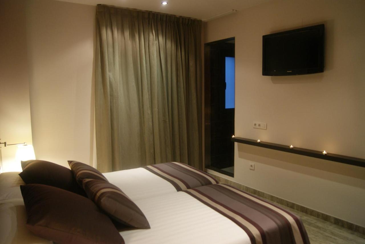 Restaurante Y Alojamiento Can Mach Guest house 2*